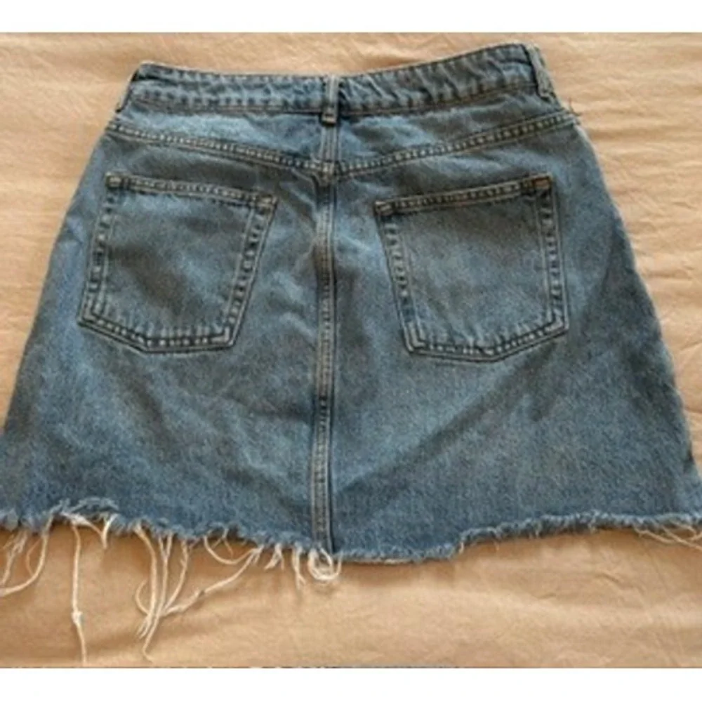 Topshop MOTO Blue Denim Mini Skirt Raw Hem High Waisted Size 10 Medium Wash